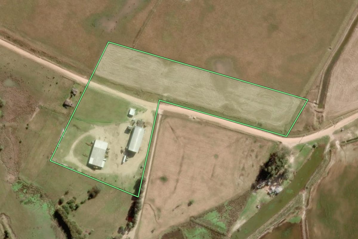 Imagem de satélite do imóvel rural em Arroio Grande (RS), com o contorno declarado no CAR desenhado por cima.