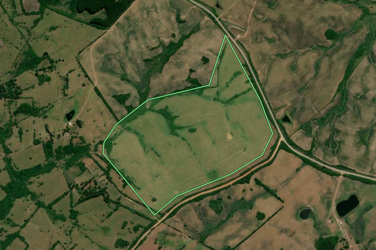 Imagem de satélite do imóvel rural em Arroio Grande (RS), com o contorno declarado no CAR desenhado por cima.