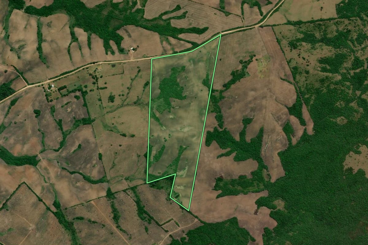 Imagem de satélite do imóvel rural em Arroio Grande (RS), com o contorno declarado no CAR desenhado por cima.