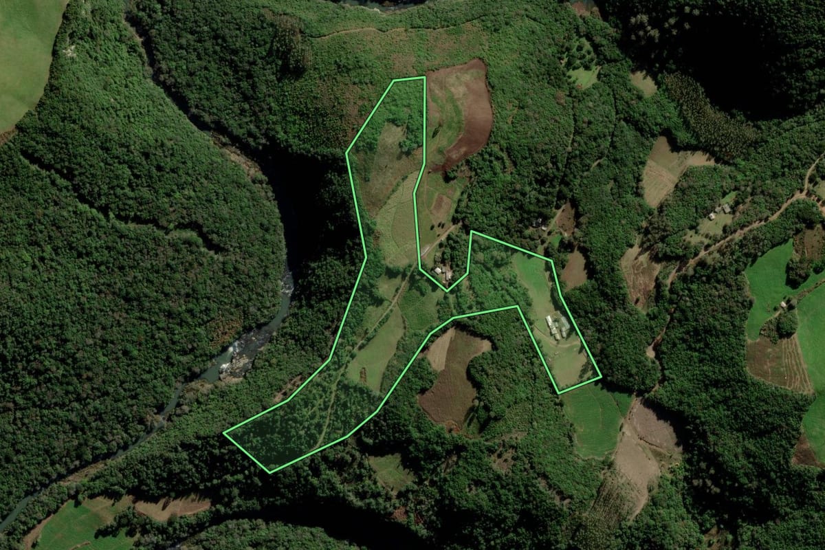 Imagem de satélite do imóvel rural em Arvorezinha (RS), com o contorno declarado no CAR desenhado por cima.