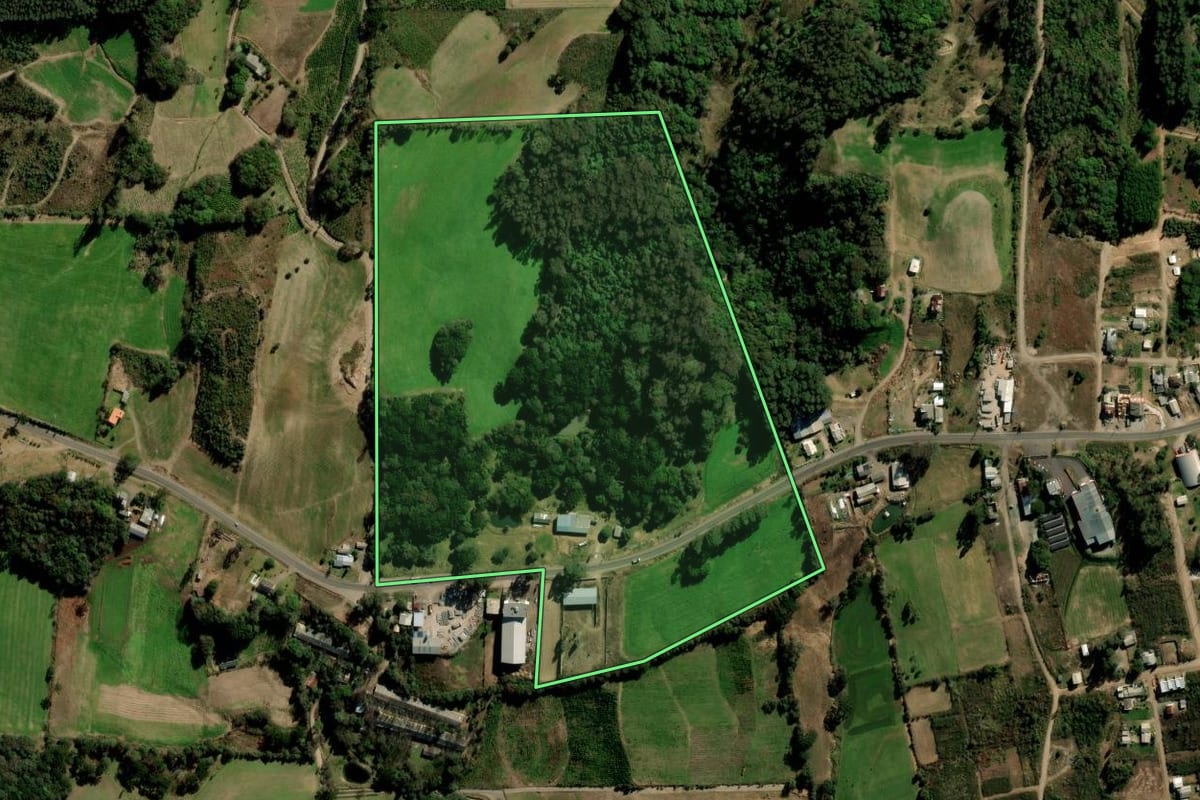 Imagem de satélite do imóvel rural em Arvorezinha (RS), com o contorno declarado no CAR desenhado por cima.