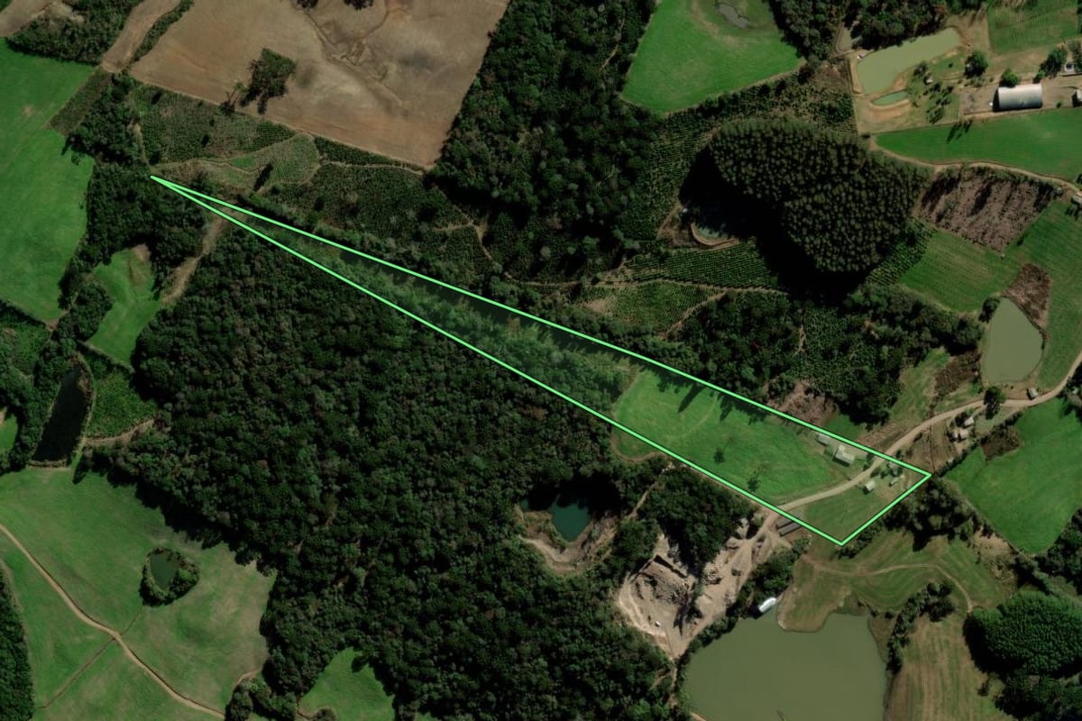 Imagem de satélite do imóvel rural em Arvorezinha (RS), com o contorno declarado no CAR desenhado por cima.
