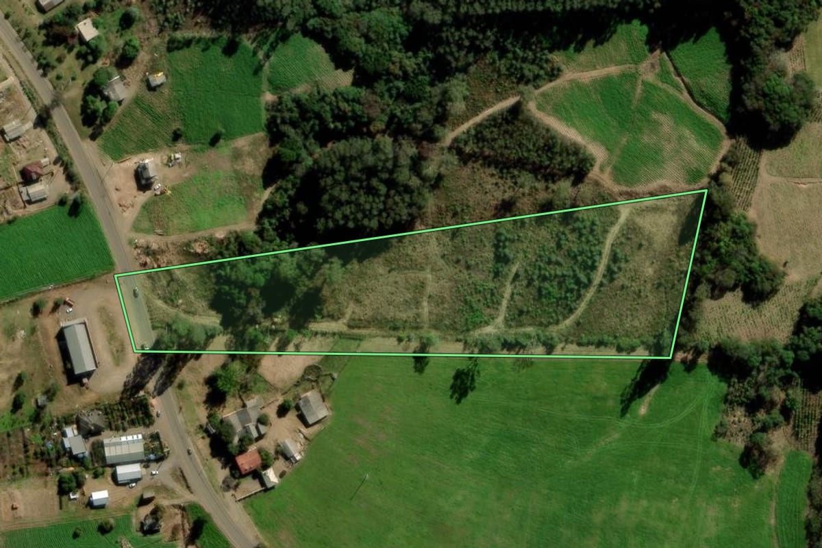 Imagem de satélite do imóvel rural em Arvorezinha (RS), com o contorno declarado no CAR desenhado por cima.