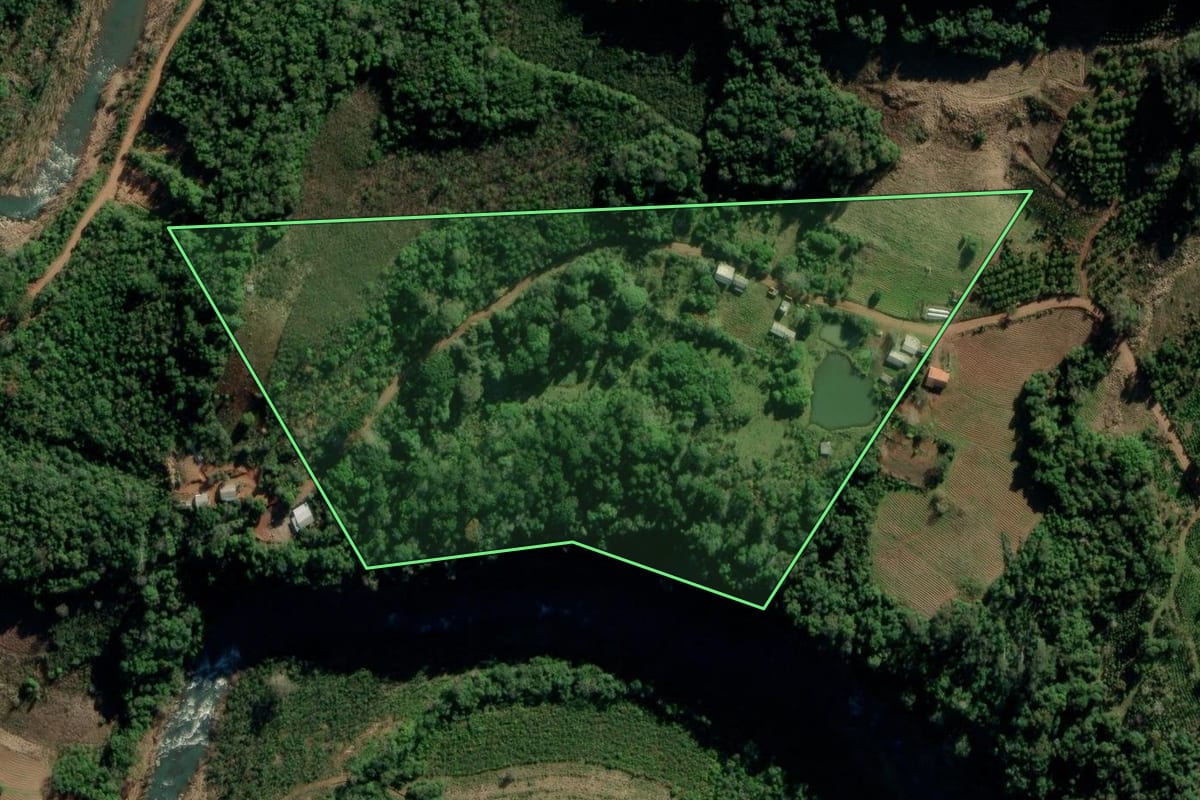 Imagem de satélite do imóvel rural em Arvorezinha (RS), com o contorno declarado no CAR desenhado por cima.