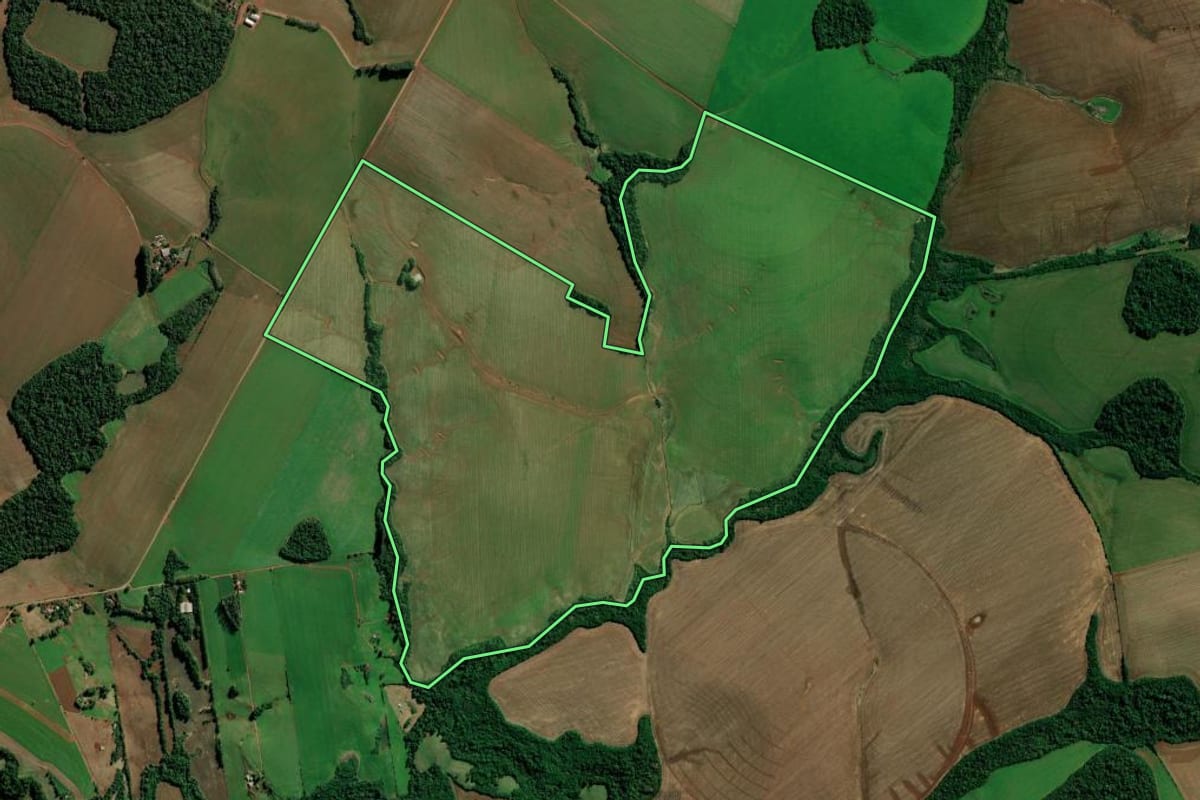 Imagem de satélite do imóvel rural em Augusto Pestana (RS), com o contorno declarado no CAR desenhado por cima.