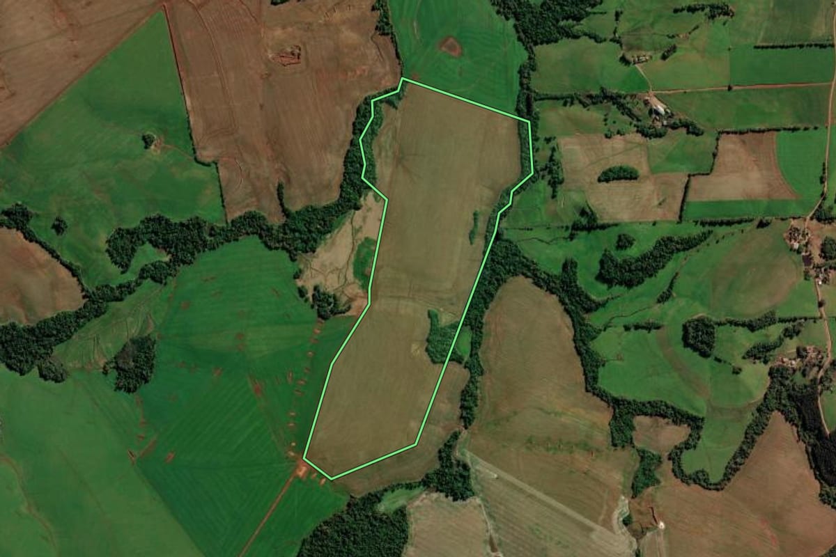 Imagem de satélite do imóvel rural em Augusto Pestana (RS), com o contorno declarado no CAR desenhado por cima.