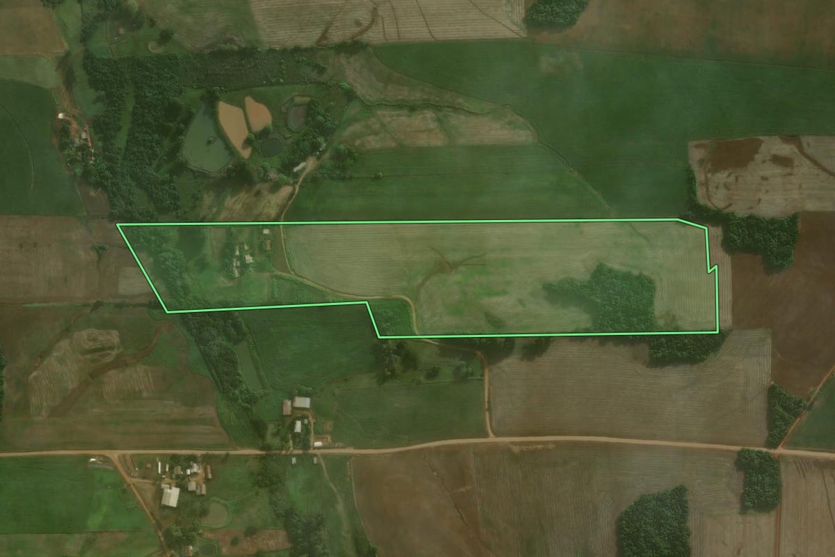 Imagem de satélite do imóvel rural em Augusto Pestana (RS), com o contorno declarado no CAR desenhado por cima.