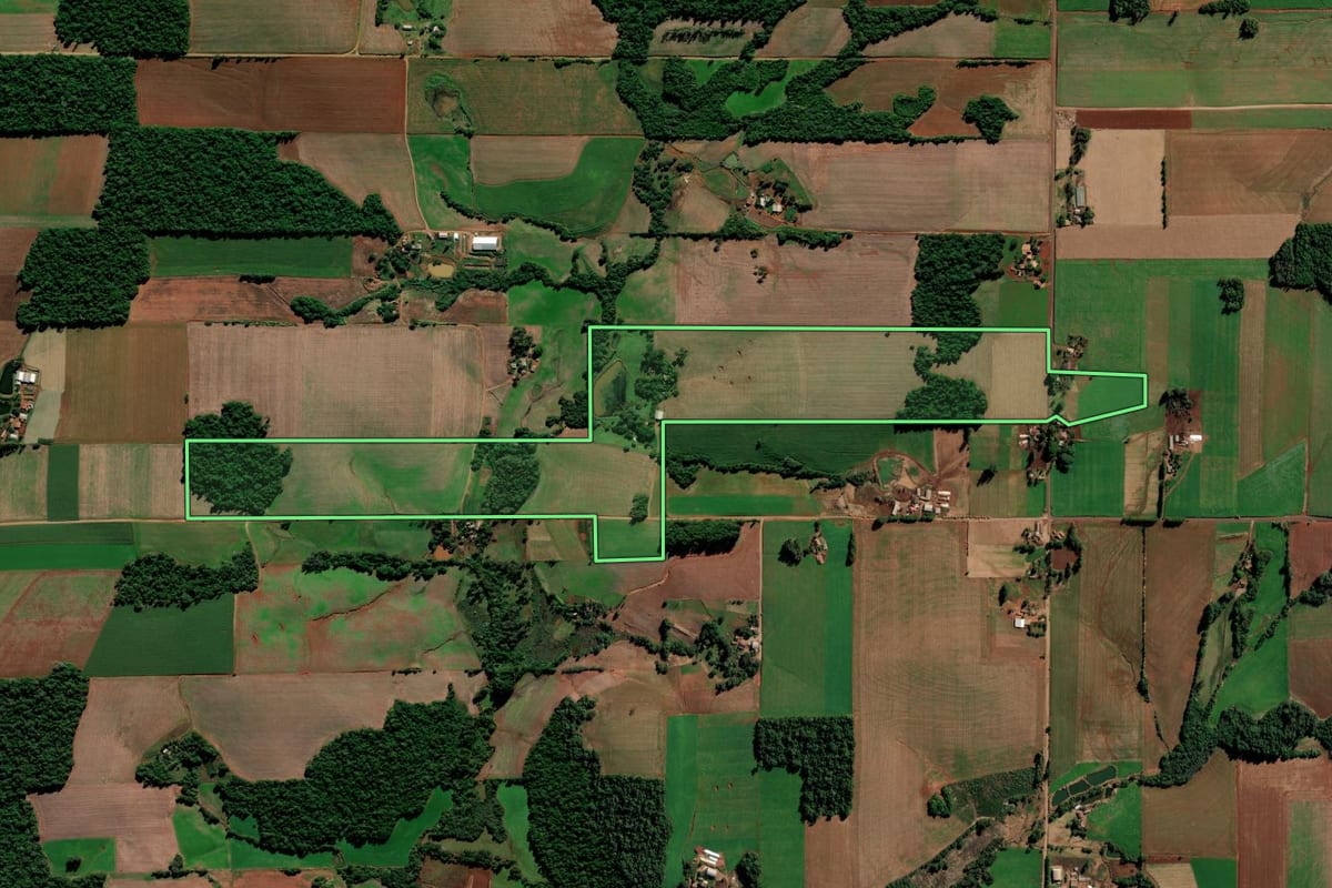 Imagem de satélite do imóvel rural em Augusto Pestana (RS), com o contorno declarado no CAR desenhado por cima.