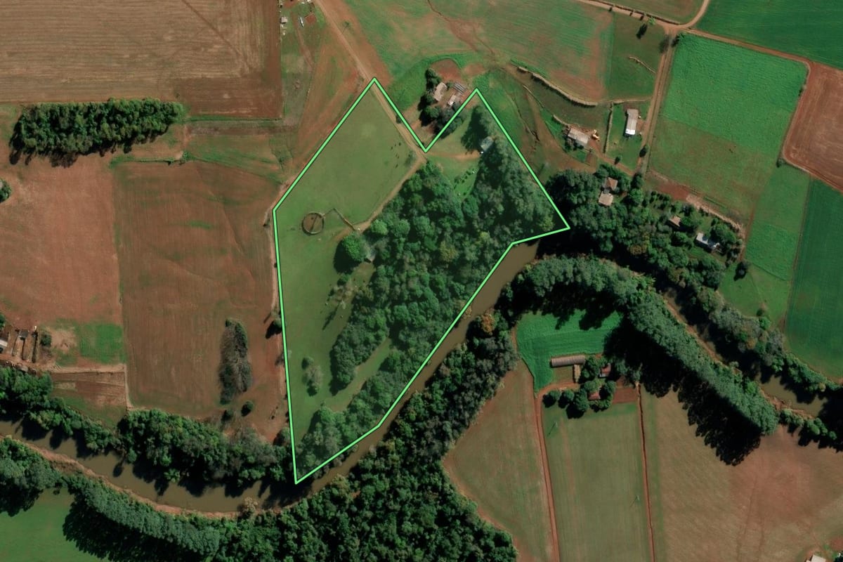 Imagem de satélite do imóvel rural em Augusto Pestana (RS), com o contorno declarado no CAR desenhado por cima.