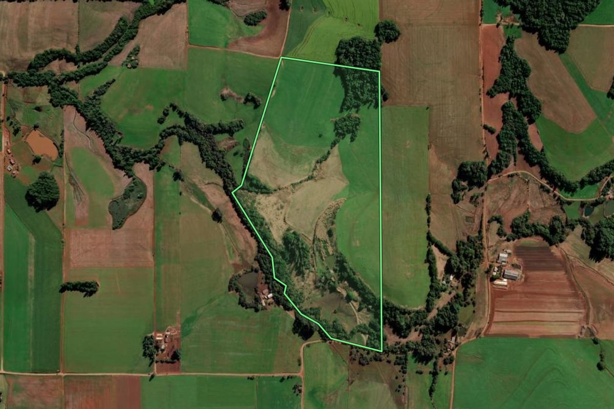 Imagem de satélite do imóvel rural em Augusto Pestana (RS), com o contorno declarado no CAR desenhado por cima.