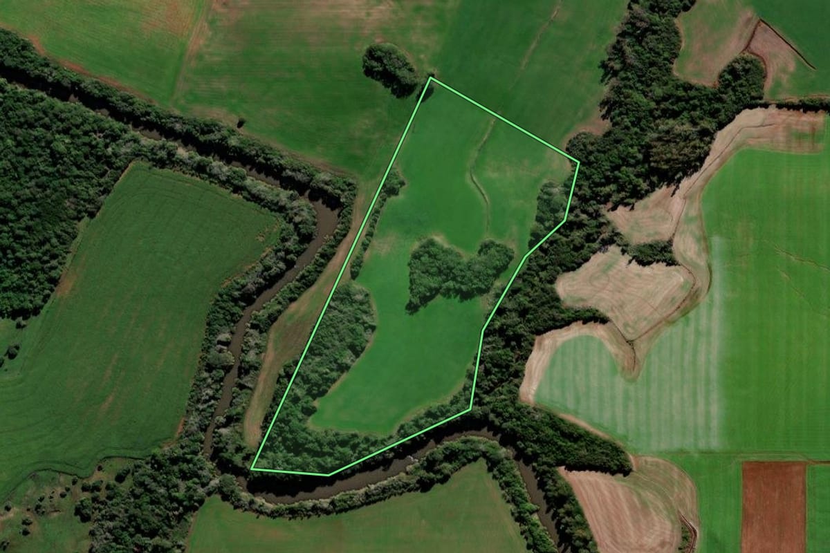 Imagem de satélite do imóvel rural em Augusto Pestana (RS), com o contorno declarado no CAR desenhado por cima.
