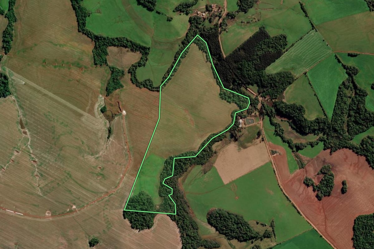 Imagem de satélite do imóvel rural em Augusto Pestana (RS), com o contorno declarado no CAR desenhado por cima.