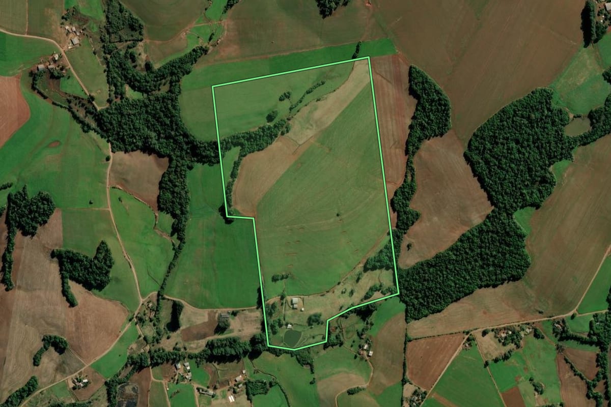 Imagem de satélite do imóvel rural em Augusto Pestana (RS), com o contorno declarado no CAR desenhado por cima.