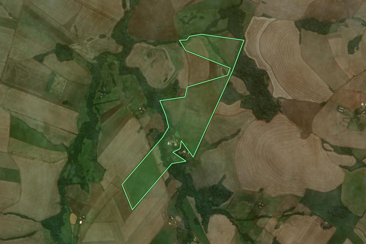 Imagem de satélite do imóvel rural em Augusto Pestana (RS), com o contorno declarado no CAR desenhado por cima.
