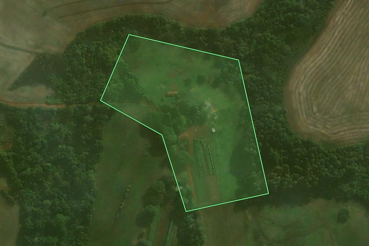 Imagem de satélite do imóvel rural em Augusto Pestana (RS), com o contorno declarado no CAR desenhado por cima.