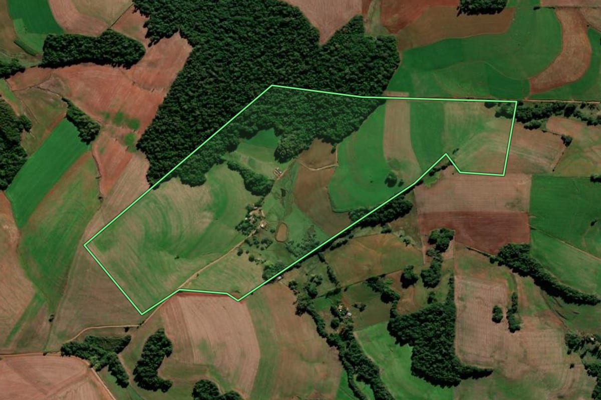 Imagem de satélite do imóvel rural em Augusto Pestana (RS), com o contorno declarado no CAR desenhado por cima.