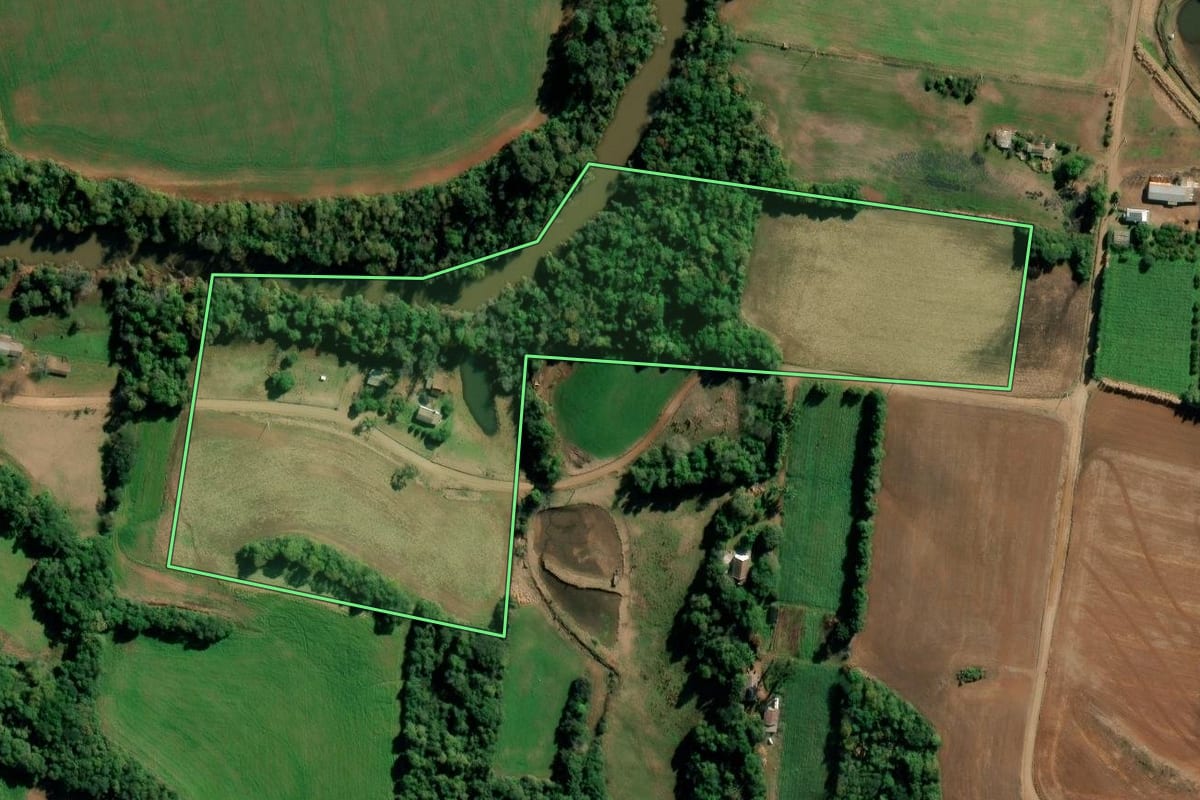 Imagem de satélite do imóvel rural em Augusto Pestana (RS), com o contorno declarado no CAR desenhado por cima.
