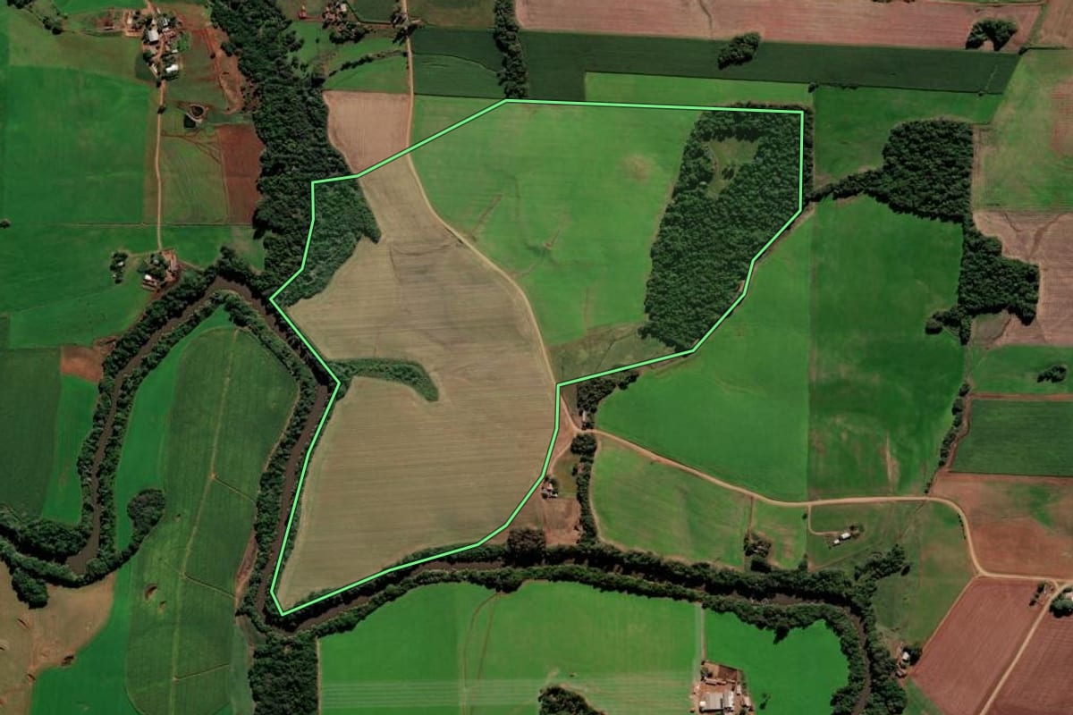 Imagem de satélite do imóvel rural em Augusto Pestana (RS), com o contorno declarado no CAR desenhado por cima.