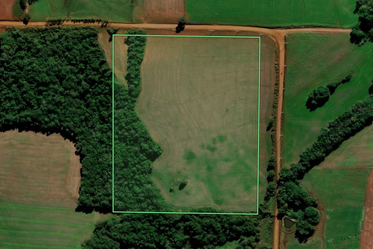 Imagem de satélite do imóvel rural em Augusto Pestana (RS), com o contorno declarado no CAR desenhado por cima.
