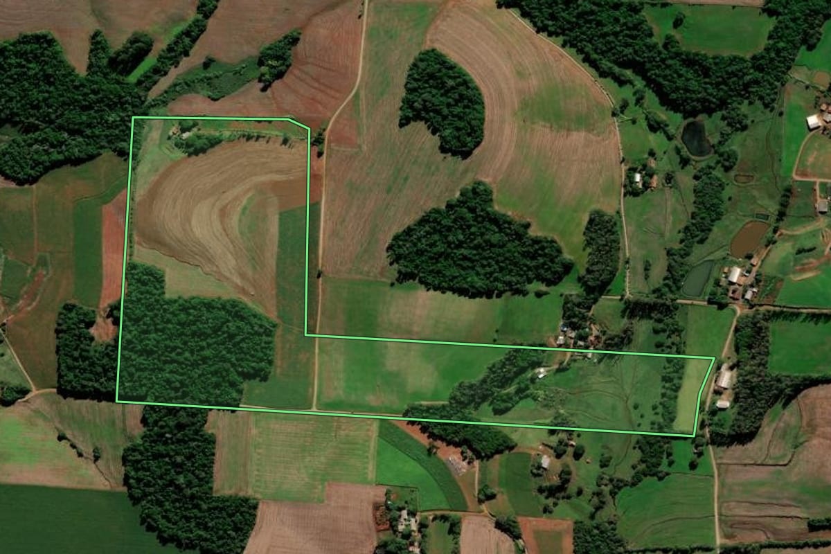 Imagem de satélite do imóvel rural em Augusto Pestana (RS), com o contorno declarado no CAR desenhado por cima.