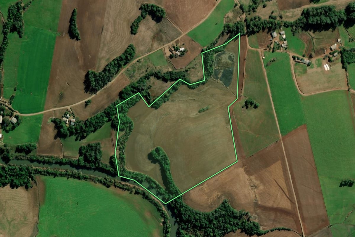 Imagem de satélite do imóvel rural em Augusto Pestana (RS), com o contorno declarado no CAR desenhado por cima.