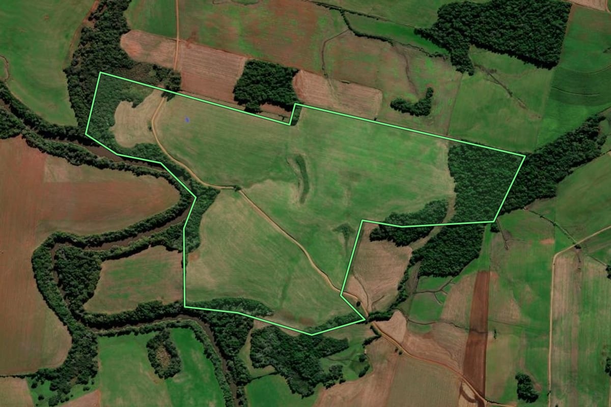 Imagem de satélite do imóvel rural em Augusto Pestana (RS), com o contorno declarado no CAR desenhado por cima.