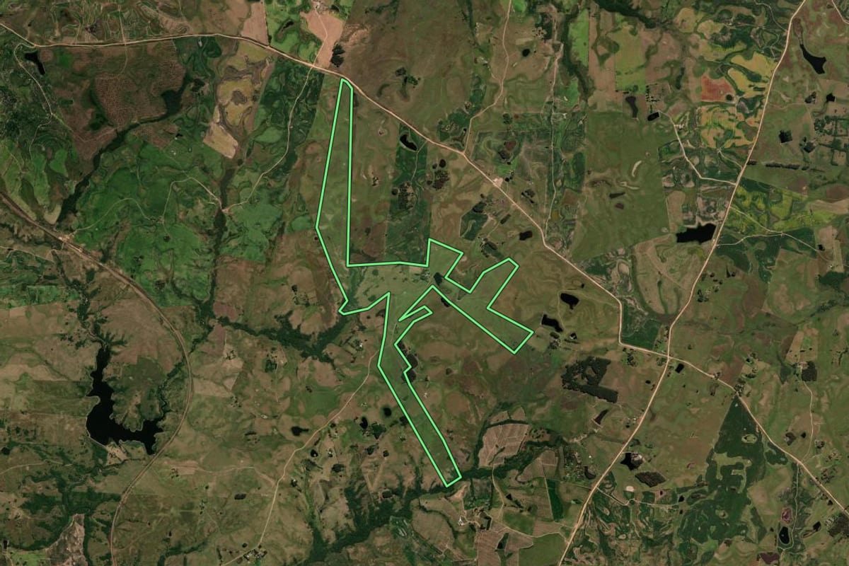 Imagem de satélite do imóvel rural em Bagé (RS), com o contorno declarado no CAR desenhado por cima.