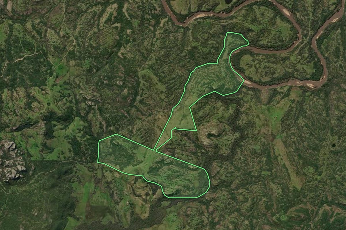 Imagem de satélite do imóvel rural em Bagé (RS), com o contorno declarado no CAR desenhado por cima.