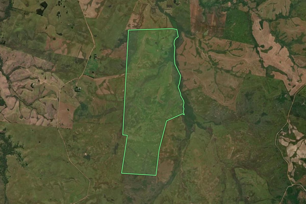 Imagem de satélite do imóvel rural em Bagé (RS), com o contorno declarado no CAR desenhado por cima.
