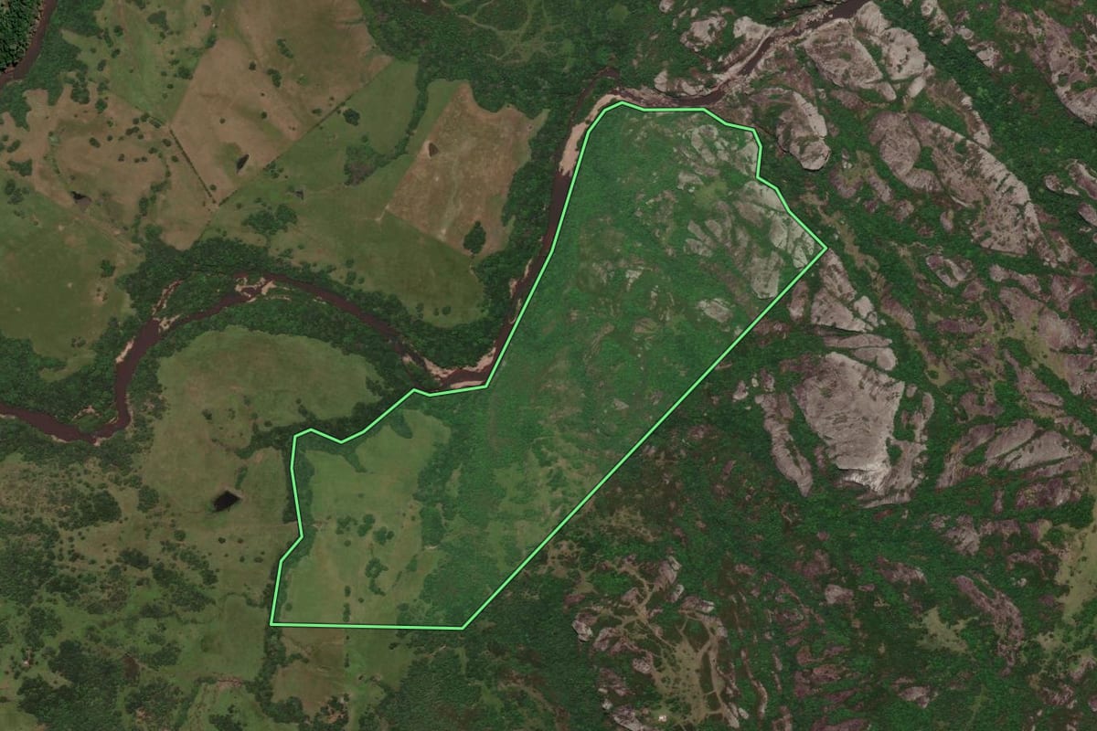 Imagem de satélite do imóvel rural em Bagé (RS), com o contorno declarado no CAR desenhado por cima.