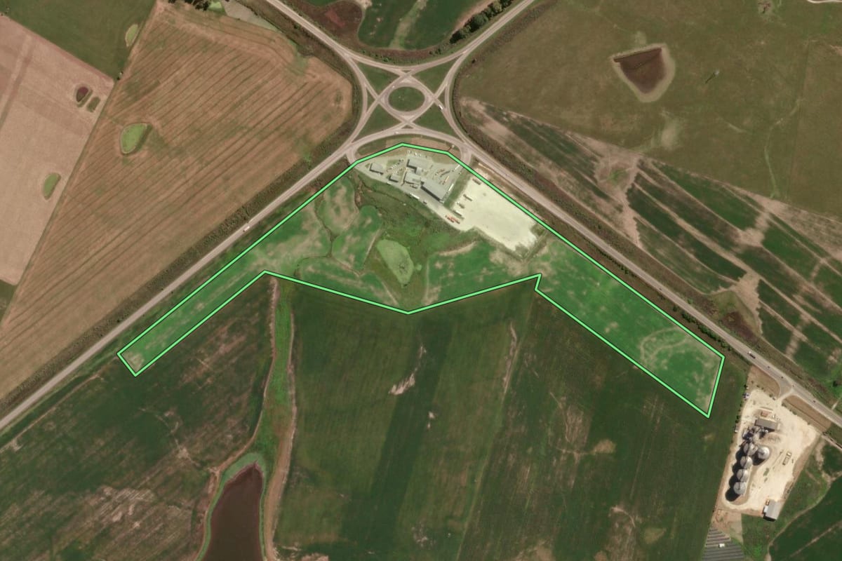 Imagem de satélite do imóvel rural em Bagé (RS), com o contorno declarado no CAR desenhado por cima.