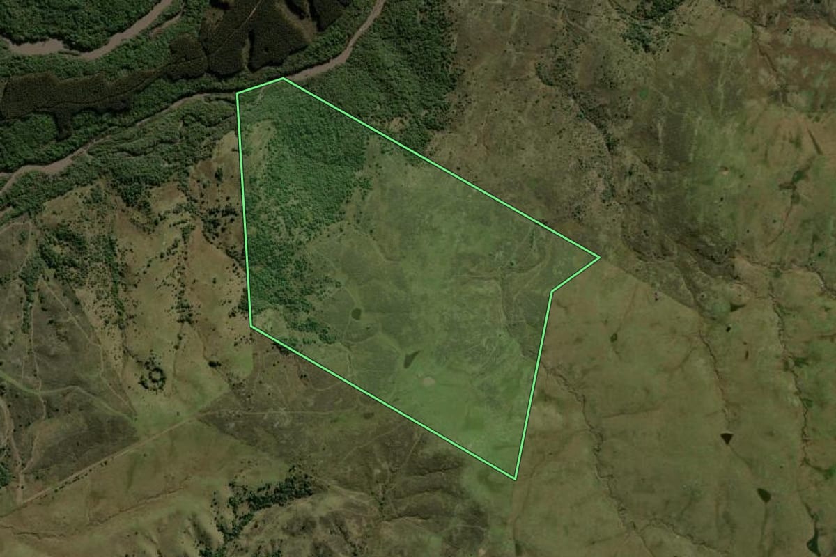 Imagem de satélite do imóvel rural em Bagé (RS), com o contorno declarado no CAR desenhado por cima.