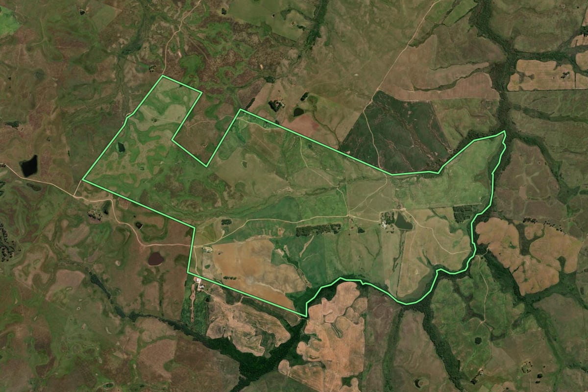 Imagem de satélite do imóvel rural em Bagé (RS), com o contorno declarado no CAR desenhado por cima.