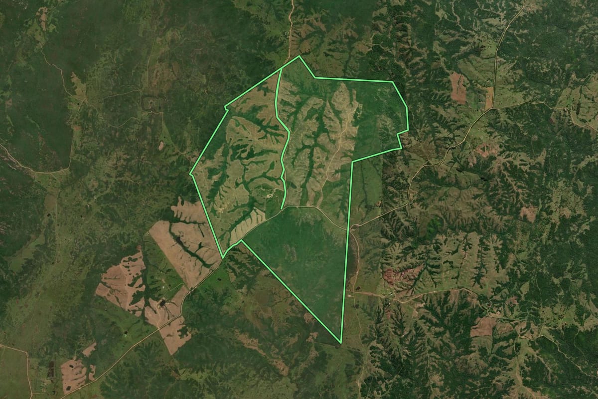 Imagem de satélite do imóvel rural em Bagé (RS), com o contorno declarado no CAR desenhado por cima.