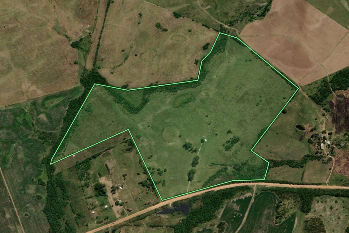 Imagem de satélite do imóvel rural em Bagé (RS), com o contorno declarado no CAR desenhado por cima.