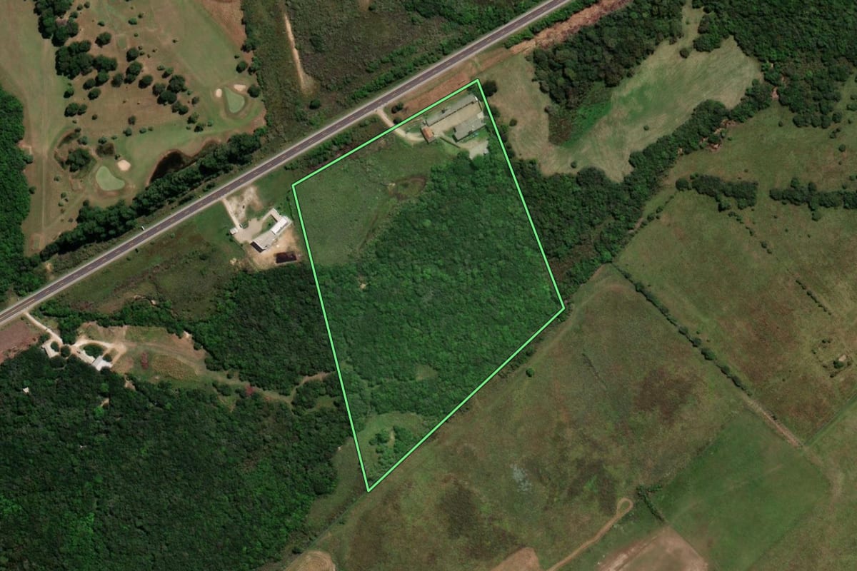 Imagem de satélite do imóvel rural em Bagé (RS), com o contorno declarado no CAR desenhado por cima.