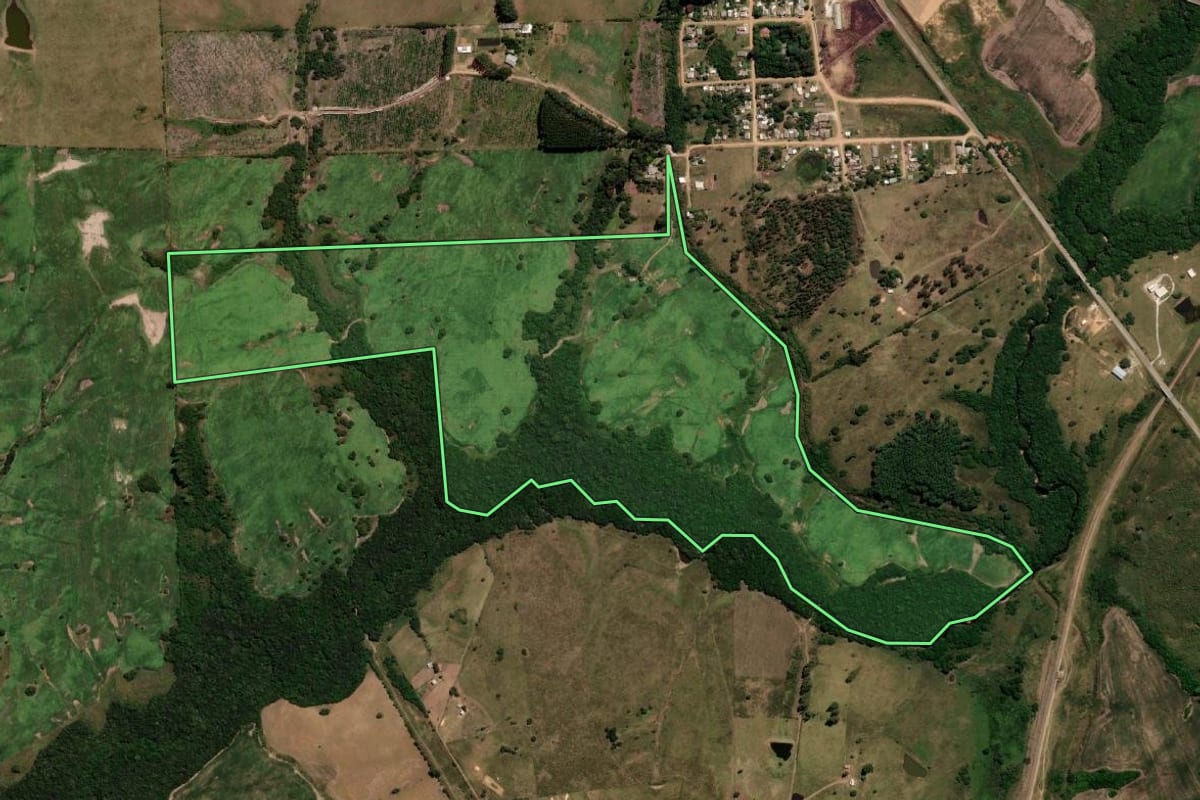 Imagem de satélite do imóvel rural em Bagé (RS), com o contorno declarado no CAR desenhado por cima.