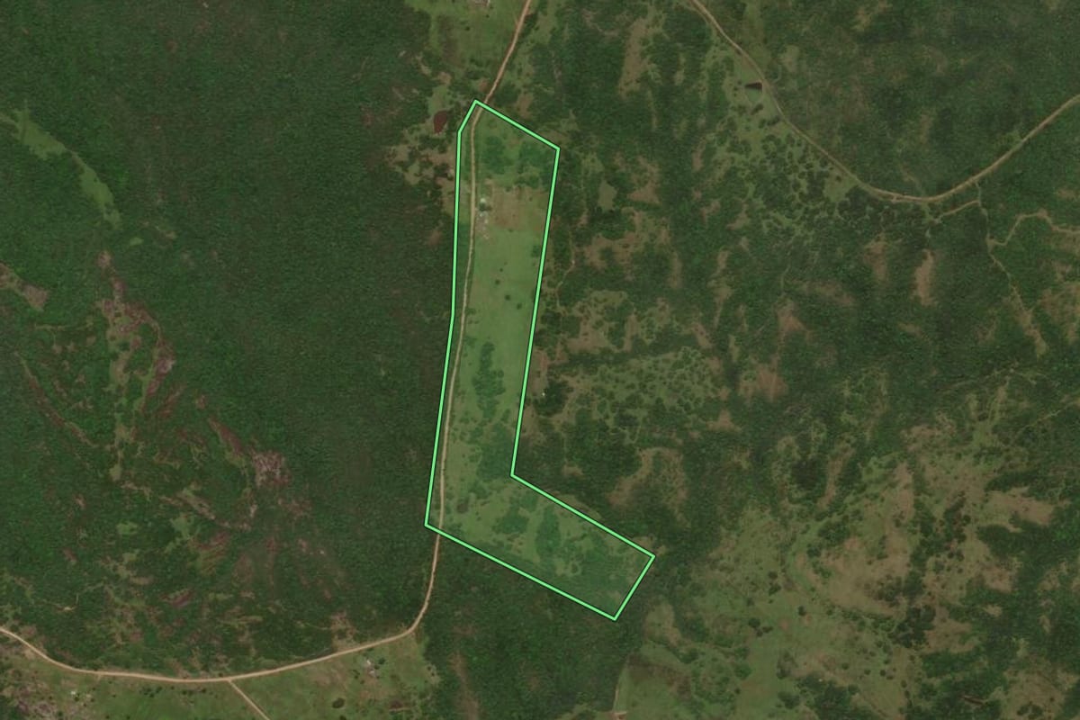 Imagem de satélite do imóvel rural em Bagé (RS), com o contorno declarado no CAR desenhado por cima.