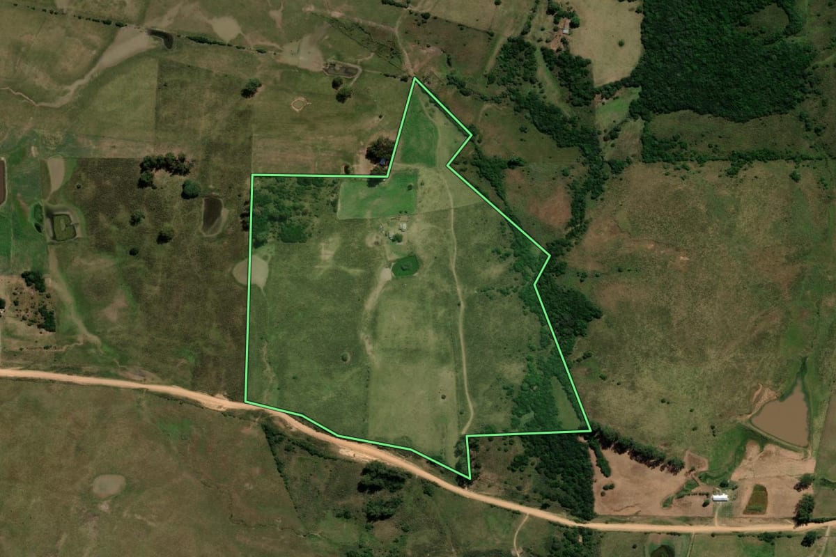 Imagem de satélite do imóvel rural em Bagé (RS), com o contorno declarado no CAR desenhado por cima.