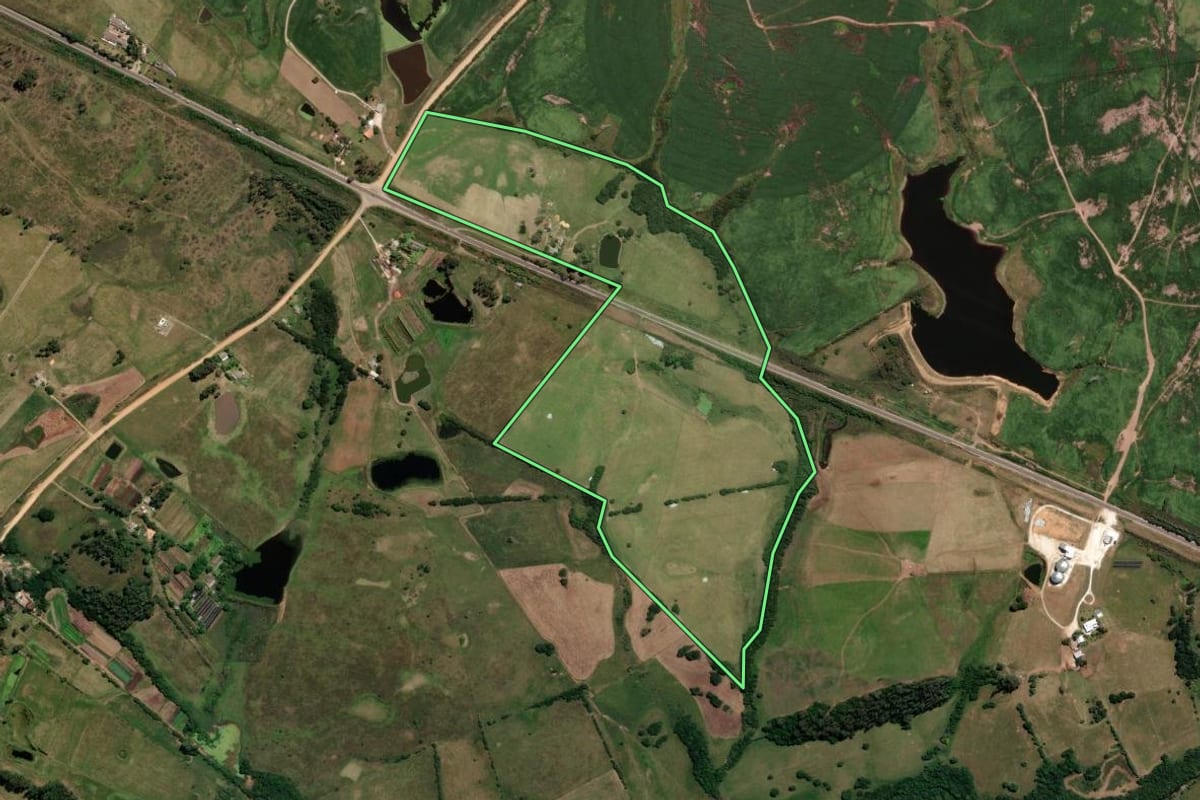 Imagem de satélite do imóvel rural em Bagé (RS), com o contorno declarado no CAR desenhado por cima.