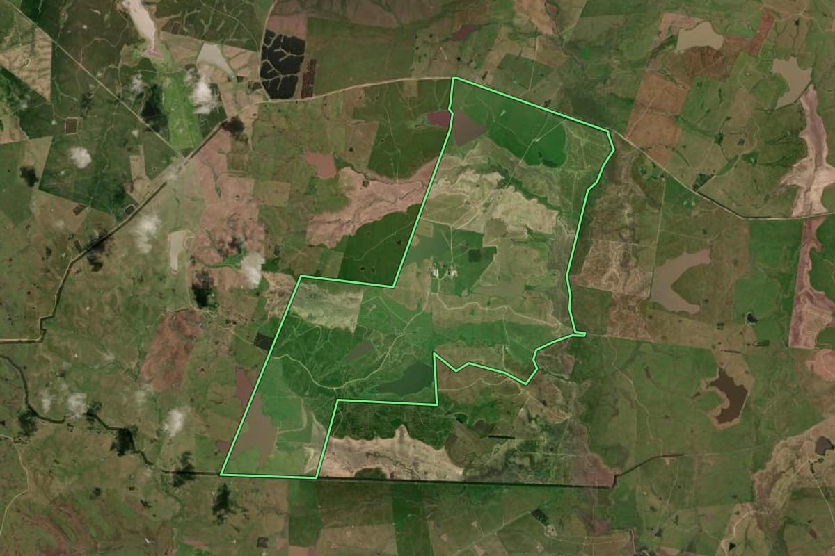 Imagem de satélite do imóvel rural em Bagé (RS), com o contorno declarado no CAR desenhado por cima.