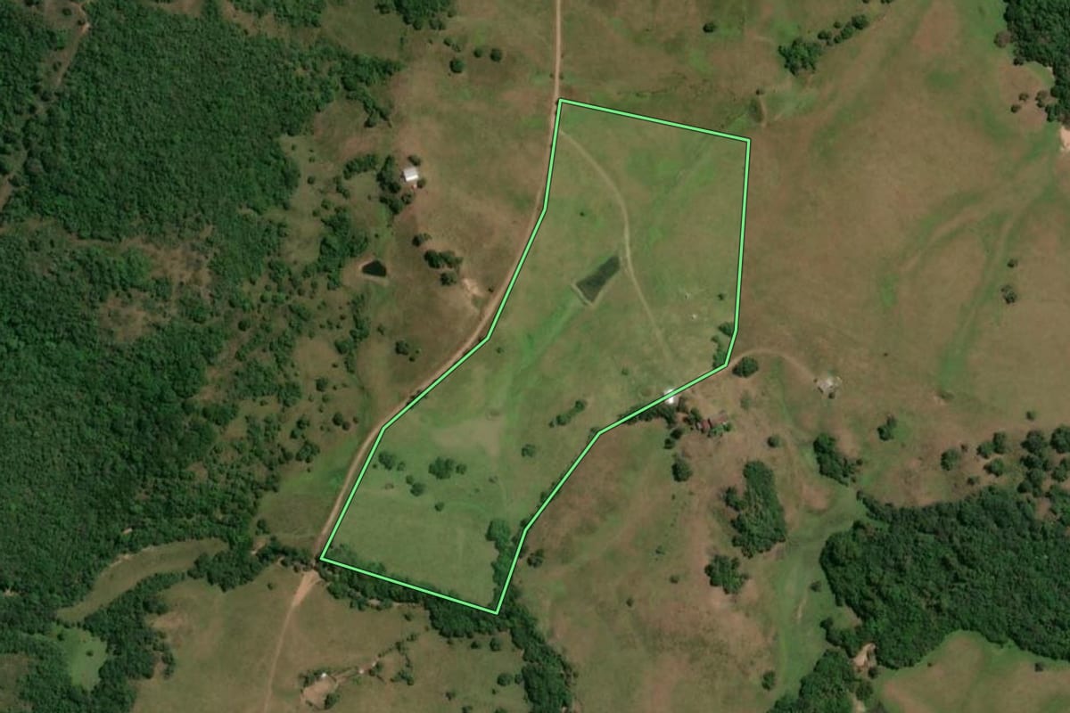 Imagem de satélite do imóvel rural em Bagé (RS), com o contorno declarado no CAR desenhado por cima.