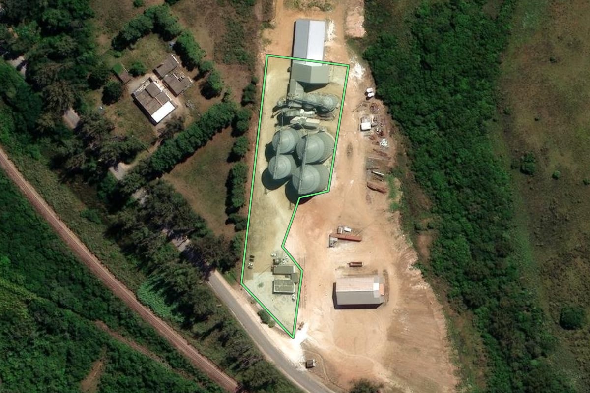 Imagem de satélite do imóvel rural em Bagé (RS), com o contorno declarado no CAR desenhado por cima.