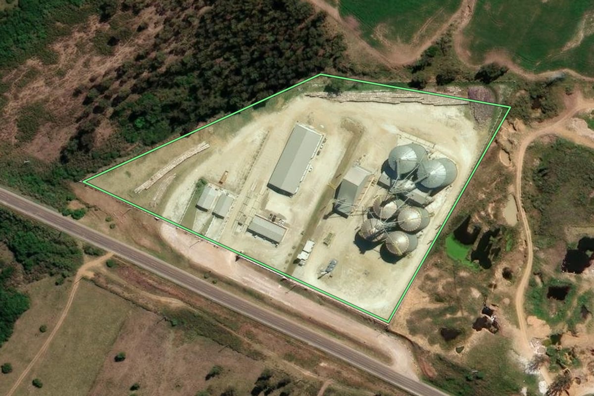 Imagem de satélite do imóvel rural em Bagé (RS), com o contorno declarado no CAR desenhado por cima.