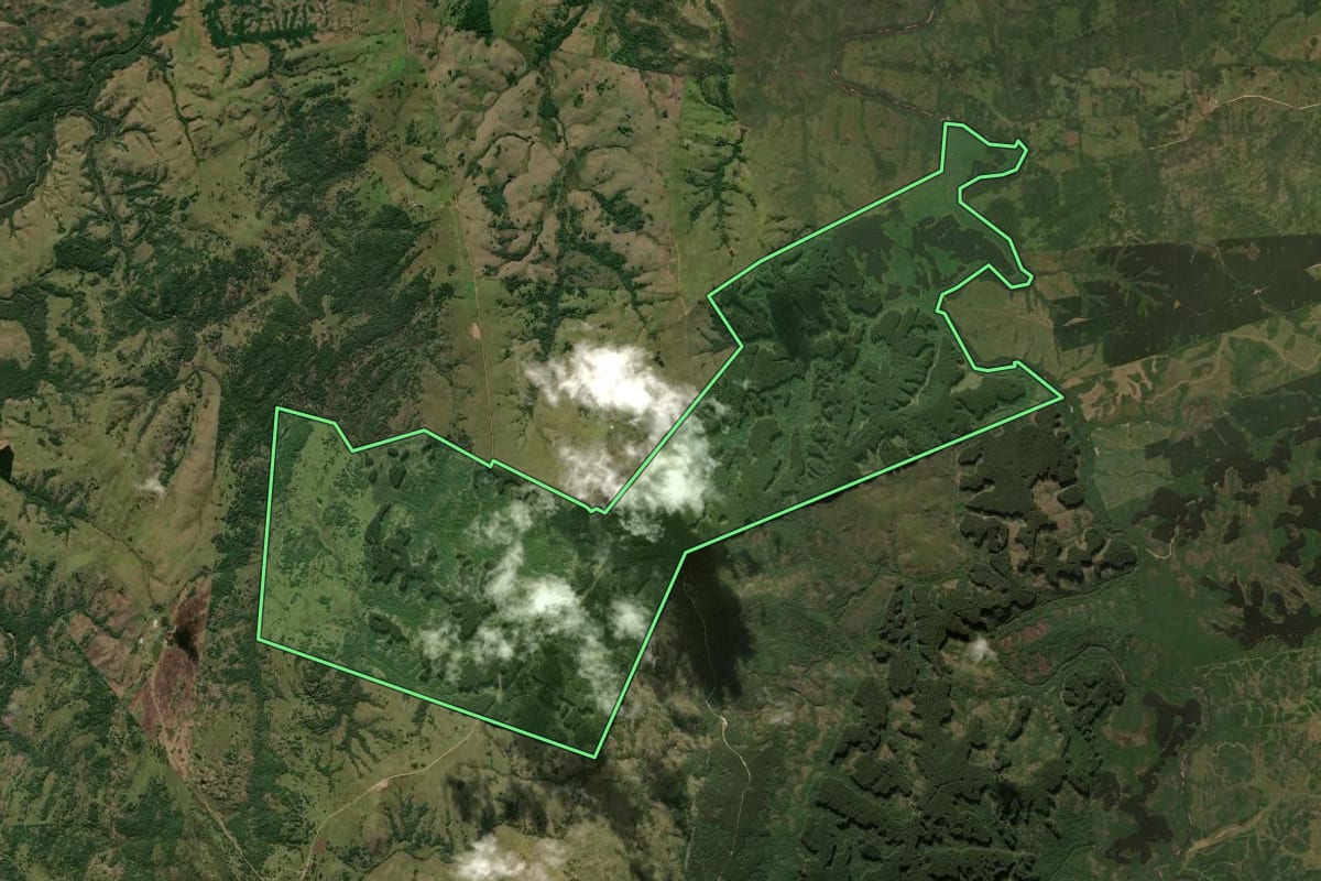 Imagem de satélite do imóvel rural em Bagé (RS), com o contorno declarado no CAR desenhado por cima.
