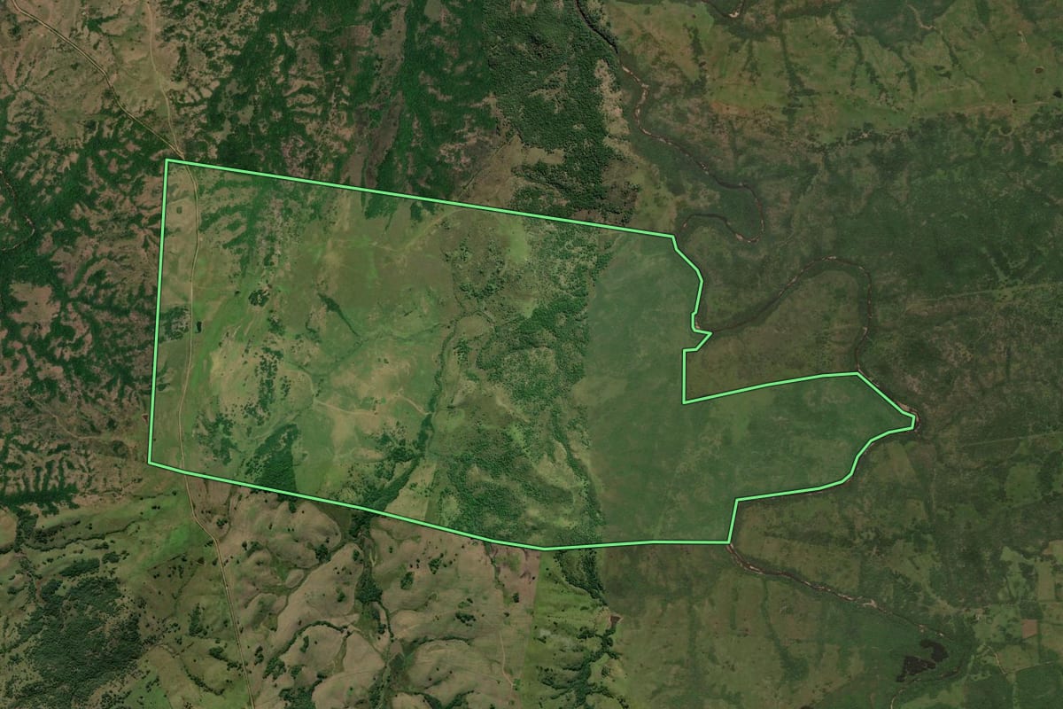 Imagem de satélite do imóvel rural em Bagé (RS), com o contorno declarado no CAR desenhado por cima.