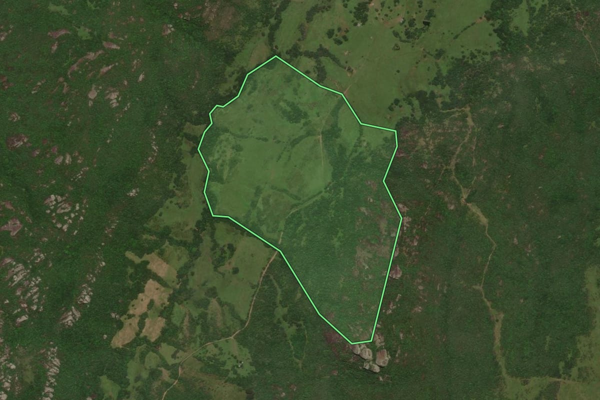 Imagem de satélite do imóvel rural em Bagé (RS), com o contorno declarado no CAR desenhado por cima.