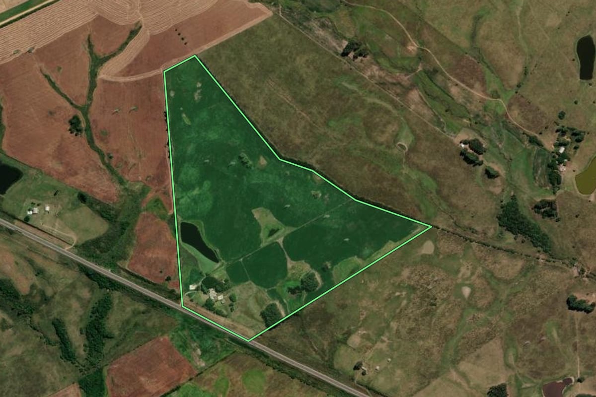 Imagem de satélite do imóvel rural em Bagé (RS), com o contorno declarado no CAR desenhado por cima.