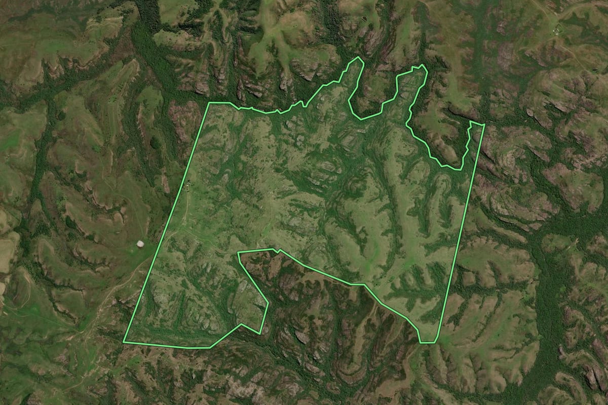 Imagem de satélite do imóvel rural em Bagé (RS), com o contorno declarado no CAR desenhado por cima.