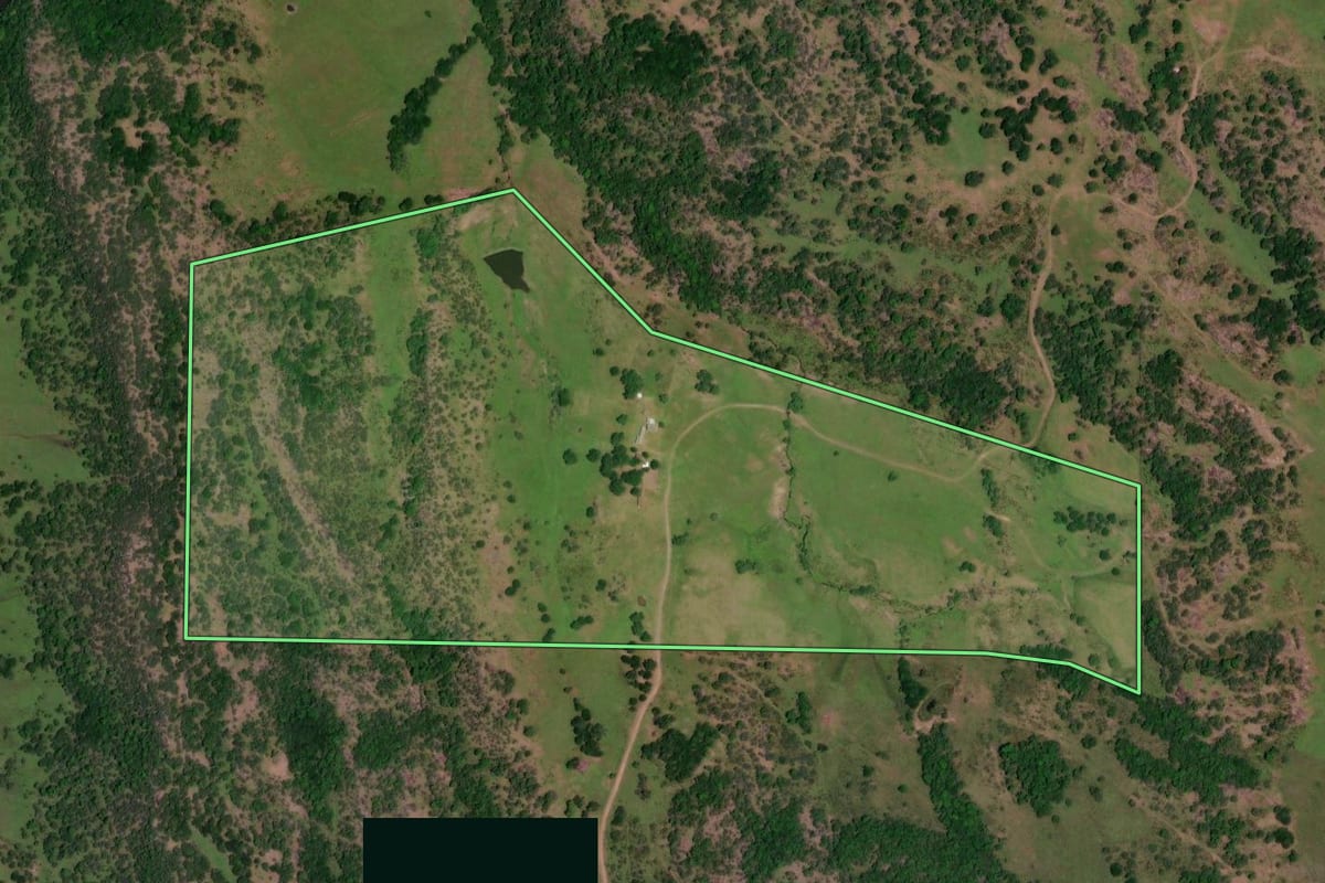 Imagem de satélite do imóvel rural em Bagé (RS), com o contorno declarado no CAR desenhado por cima.
